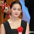 人気女優、“衝撃”眉毛全剃りショット公開「覚悟がすごい」「ギャップ」 画像