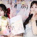 お気に入りのカットを見せる小川奈々子、立花琴未（C）モデルプレス