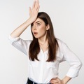 たった30秒の「おでこトントン」で、食欲を半分以下に抑えらえる!?「脳内食事」も有効？脳の反応を利用した「ダイエット習慣」を科学的に解説