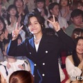 撮影初日の“ガチ寝”疑惑を西村拓哉に暴露された佐野晶哉（C）モデルプレス