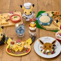 ポケモンカフェ特製かざり付き! ピカピカパフェ ～チョコ＆ベリー～　2,090円（税込）、ピカチュウとピチューのなかよしカレープレート　2,530円（税込）、カビゴンのおひるね てりやきバーガー　2,530円（税込）、ミミッキュのばけのかわオムレツとコーンシチュー　2,530円（税込）、イーブイのカラフルフルーツパンケーキ　2,090円（税込）、ゆけっ! ゲッコウガ! えんまく白桃ドリンク　1,375円（税込）（C）2026 Pokemon. （C）1995-2026 Nintendo/Creatures Inc. /GAME FREAK inc. ポケットモンスター・ポケモン・Pokémonは任天堂・クリーチャーズ・ゲームフリークの商標です。