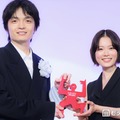 テレビ部門個人賞を受賞した岡山天音、サプライズ登場した杉咲花（C）モデルプレス