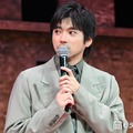 自分だけドレスコードのカラーが違って焦る山田裕貴（C）モデルプレス