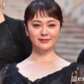 貫地谷しほり、美肌輝く黒キャミソール姿披露「透明感が半端ない」「大人の魅力が凄い」と反響 画像