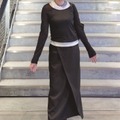 白をのぞかせて奥行きアップ。スタイリッシュ感あふれるタイトシルエットの黒の着こなし【40代の毎日コーデ】 画像