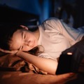疲れているのに寝つけない、頭が休まらない…そんな日々のモヤモヤを整える「夜のAI習慣」って？【脳科学者がくわしく解説】