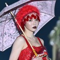 FRUITS ZIPPER鎮西寿々歌、帽子に髪インで雰囲気ガラリ 真っ赤なドレス×レース傘で魅力全開【TGC新潟2026】 画像