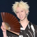 「今日好き」MON7A（もんた）、ダークブラウン浴衣×ホワイトネイルでスタイリッシュ 扇子広げて微笑む【TGC新潟2026】 画像