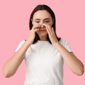 地味にストレスな「鼻づまり」、親指のある部分をさするだけで解消するってホント？詰まる原因と対処法【体のプロが解説】 画像
