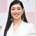 アンミカ、米国人夫とのリンクコーデで美脚全開 クロアチアでの2ショットに「まるで映画のワンシーン」「絵になる夫婦」の声 画像