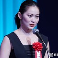 吉本実憂、美脚際立つミニワンピオフショットに反響「透明感すごい」「脚が真っ直ぐで綺麗すぎる」 画像