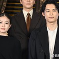 「白鳥とコウモリ」オープニングセレモニーに登壇した今田美桜、松村北斗（C）モデルプレス