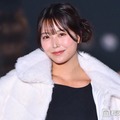 元NMB48白間美瑠、黒透けタイツ×ミニ丈ワンピで美脚スラリ 白ファーがアクセント【関コレ2026A/W】 画像