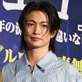 台本になかった演出が採用された綱啓永（C）モデルプレス