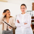 「偉そう」「怒ってる？」よかれと思った行動が誤解を招く…⁉ 5000人を見てきた専門家が語る「評価されない人」の共通点