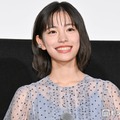 當真あみ、キャミワンピの写真集オフショットに絶賛の声「映画のワンシーンみたい」「透き通るような美肌」 画像