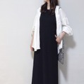 毎日着たくなる。【ノースリ黒ワンピ×白シャツ】モノトーンでまとめるすっきりシルエット【40代の毎日コーデ】 画像