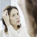 閉経後は「頭の中央の分け目」から薄毛が始まる⁉ 更年期の髪の悩み、原因を専門医が解説