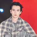 元横綱の孫・嵐翔真、グレーアウター×肩掛けチェックシャツでこなれ感【ガルアワ2026A/W】 画像