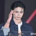 岩瀬洋志、クマ柄Tシャツ覗かせたデニムコーデ披露 ステージトップでの指ハートに黄色い歓声【ガルアワ2026A/W】 画像