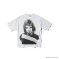 90年代に撮影されたBjorkのアーカイブフォトがTシャツに。Behind the Scenes(R)がLorenzo Agiusとコラボ 画像