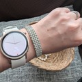 丸型フェイスがクール！ 摂取カロリーも推測できるシャープ「からだメイト Watch」レビュー