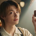 佐野勇斗／「明治 生のとき」新CM「きみと永遠のとき」篇より（提供写真）