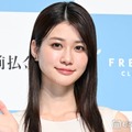 生見愛瑠、大人の雰囲気漂うノースリ衣装姿公開「華やかで似合いすぎてる」「着こなし最高すぎる」の声 画像