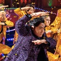 武将、僧侶、奇抜なダンス…山田孝之演じるK井K一の七変化　Netflixシリーズ「国民クイズ」場面カット 画像