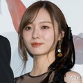 梅澤美波、ノースリ姿の横顔ショットに反響「顎のラインが綺麗すぎる」「透き通るような美肌」 画像