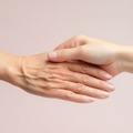 「なんだか手の老化が気になる」40・50代がやりがちな「手洗い＆食器洗いのNG習慣」とは？皮膚科医が教える「美しい手でいられるコツ」