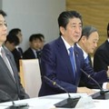 新型コロナウイルス感染症対策本部会合で発言する安倍首相（左から2人目）＝7日午後、首相官邸