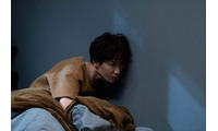 Snow Man渡辺翔太、怪奇現象にうなされる 事故物件の“謎”迫る場面写真解禁【事故物件ゾク 恐い間取り】 画像