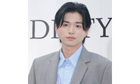 白洲迅、オフ感あふれる寝癖の笑顔SHOTに「これは可愛い」「そんな姿が大好き」の声 画像