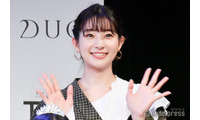 足立梨花、美脚際立つミニボトムコーデ「はしゃいでて可愛い」「スタイル抜群」と反響 画像