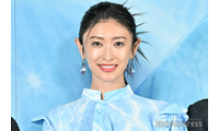 山田優、ミニ丈からスラリ美脚披露「異次元のスタイル」「サングラス似合いすぎ」と反響続々 画像