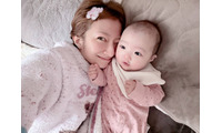 辻希美、生後5ヶ月次女にくっついたほっこりSHOT公開「今日も一日頑張りましょう」 画像