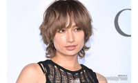 佐田真由美、コンプレックス克服 ショーパンブーツで美脚披露「脚が長くて美しい」「スタイル良すぎ」の声 画像