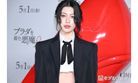 三吉彩花、へそピ目立つショート丈シャツコーデ マニッシュの中に柔らかさ選出【プラダを着た悪魔２】 画像