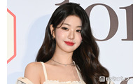 IVEウォニョン、美脚＆ウエスト輝くミニスカ姿 来日ショットに「座っているだけで絵になる」「プリンセスみたい」と反響 画像