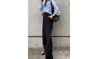 ブルーシャツ×ブラックワイドパンツが大人かっこいい。きれい見えとアクティブ感を両立する着こなし術【40代の毎日コーデ】 画像
