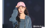 MINAMI、デニムミニワンピで美脚披露 キャップ×スニーカーでスポーティーな装い【サツコレ2026S/S】 画像