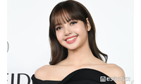 BLACKPINKリサ、美脚＆ウエスト際立つ“超ミニ”ユニフォーム風コーデ披露「異次元のスタイル」「脚の長さレベチ」と反響 画像