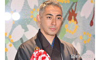 市川團十郎「大きくなったなぁ」新聞を読む息子・勸玄の姿公開「貫禄が出てきた」「将来がますます楽しみ」の声 画像