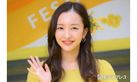 板野友美、たっぷりフリルの白キャミソール姿披露「さすがの着こなし」「理想の体型」 画像