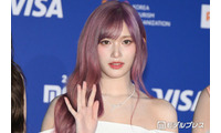 IVEイソ、ミニ丈からほっそり美脚際立つ「スタイルレベチ」「透明感すごい」と反響 画像
