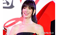 アン・ハサウェイ、第3子妊娠を発表 ふっくらお腹のぞくワンピ姿公開 画像