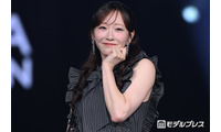 FRUITS ZIPPER真中まな、ミニ丈ワンピで華やかオーラ放つ「頭身すごい」「綺麗なお姉様」と絶賛の声【オキコレ2026】 画像
