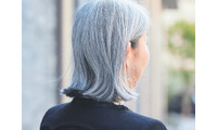 何歳になったら「グレイヘア」にしていいの？「老けて見える」と反対されていた女性。54歳で白髪染めをやめてみたら、思わぬ効果が⁉ 画像