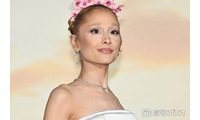 アリアナ・グランデ、美スタイル際立つライブショット＆幼少期写真公開「まさに天使」「永遠の憧れ」の声 画像